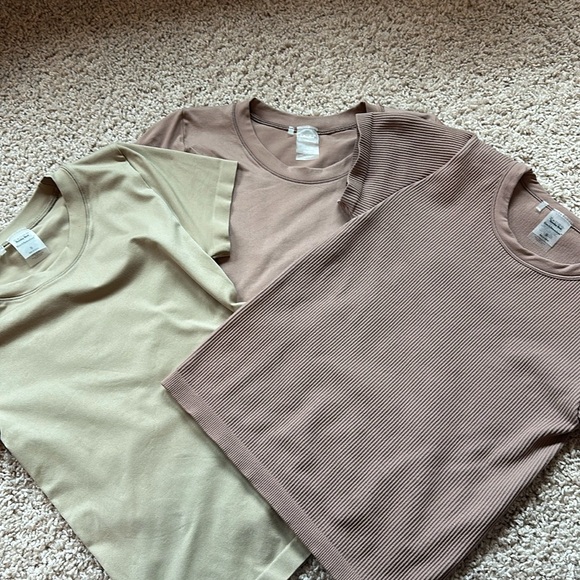 LOT OF 3 NWOT ARITZIA Sunday Best Seamless t-shirts - Picture 1 of 4